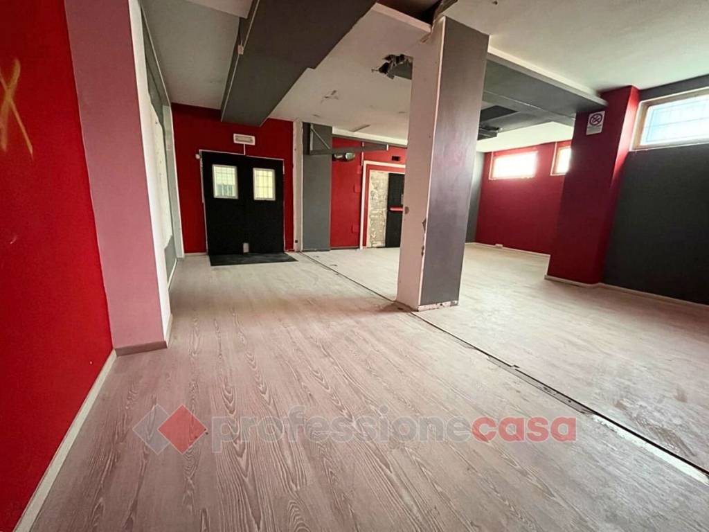 locale commerciale in vendita a Perugia in zona Elce