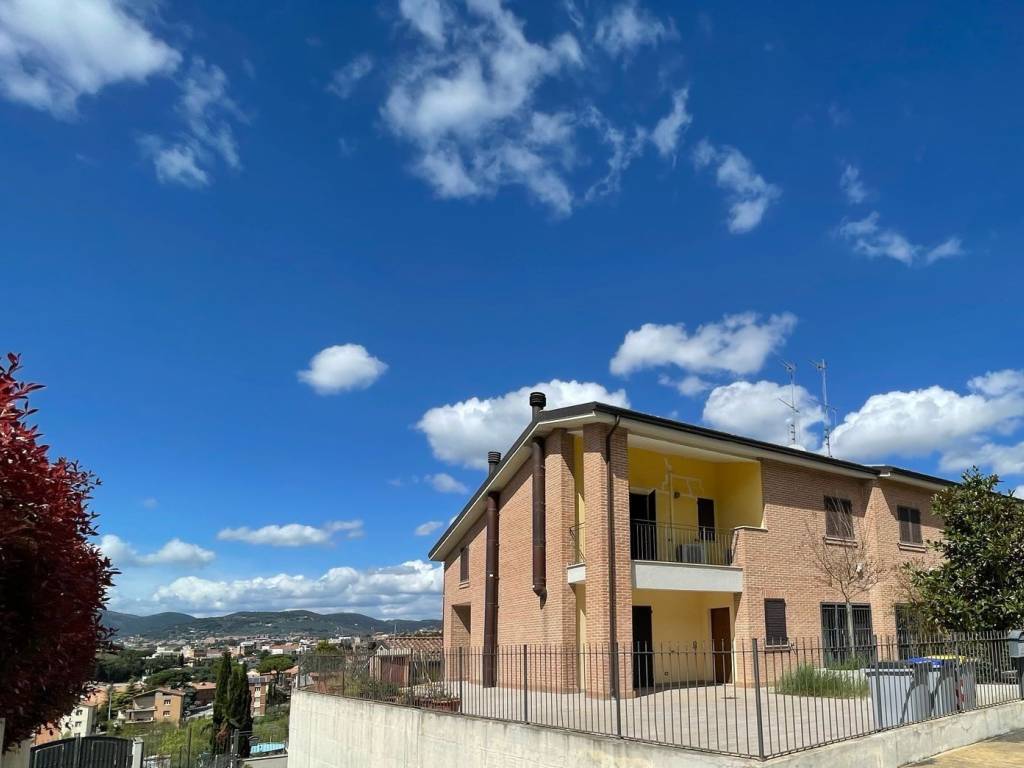 casa indipendente in vendita a Perugia in zona Madonna Alta