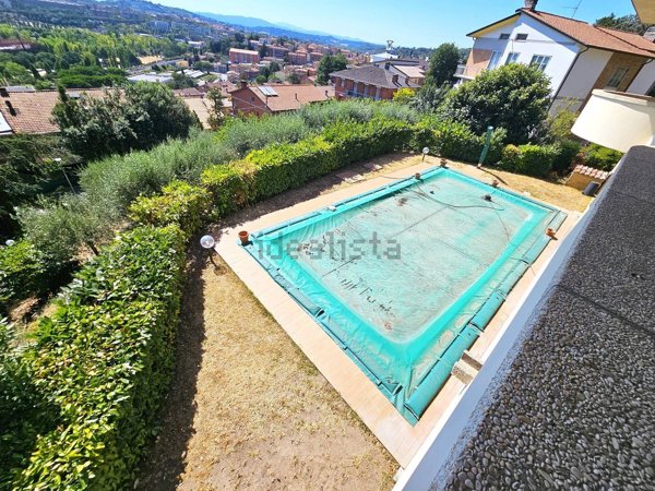 casa indipendente in vendita a Perugia in zona Ferro di Cavallo