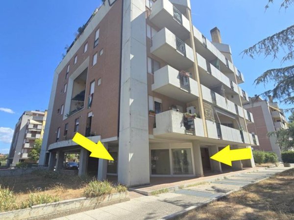 negozio in vendita a Perugia in zona Ponte Felcino