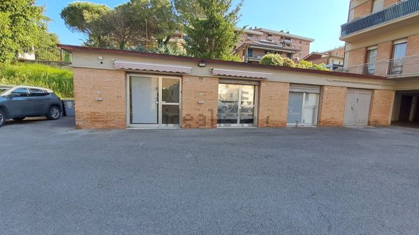 negozio in vendita a Perugia in zona Ferro di Cavallo