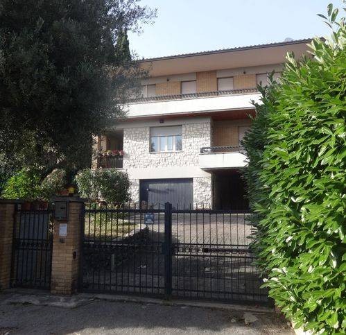 casa indipendente in vendita a Perugia in zona Santa Lucia