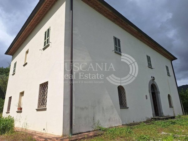 casa indipendente in vendita a Perugia in zona Parlesca