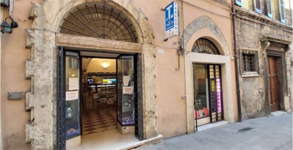 negozio in vendita a Perugia in zona Centro Città