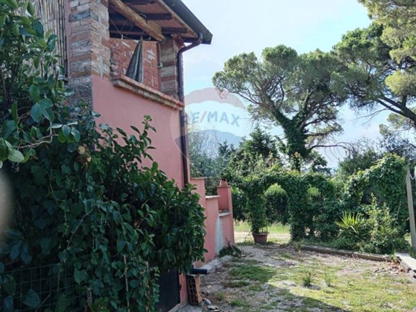 casa indipendente in vendita a Perugia in zona Castiglione del Lago