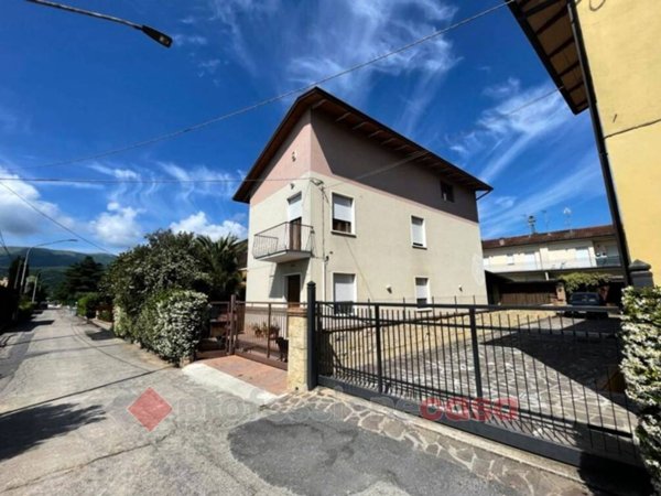 casa indipendente in vendita a Perugia in zona Parlesca