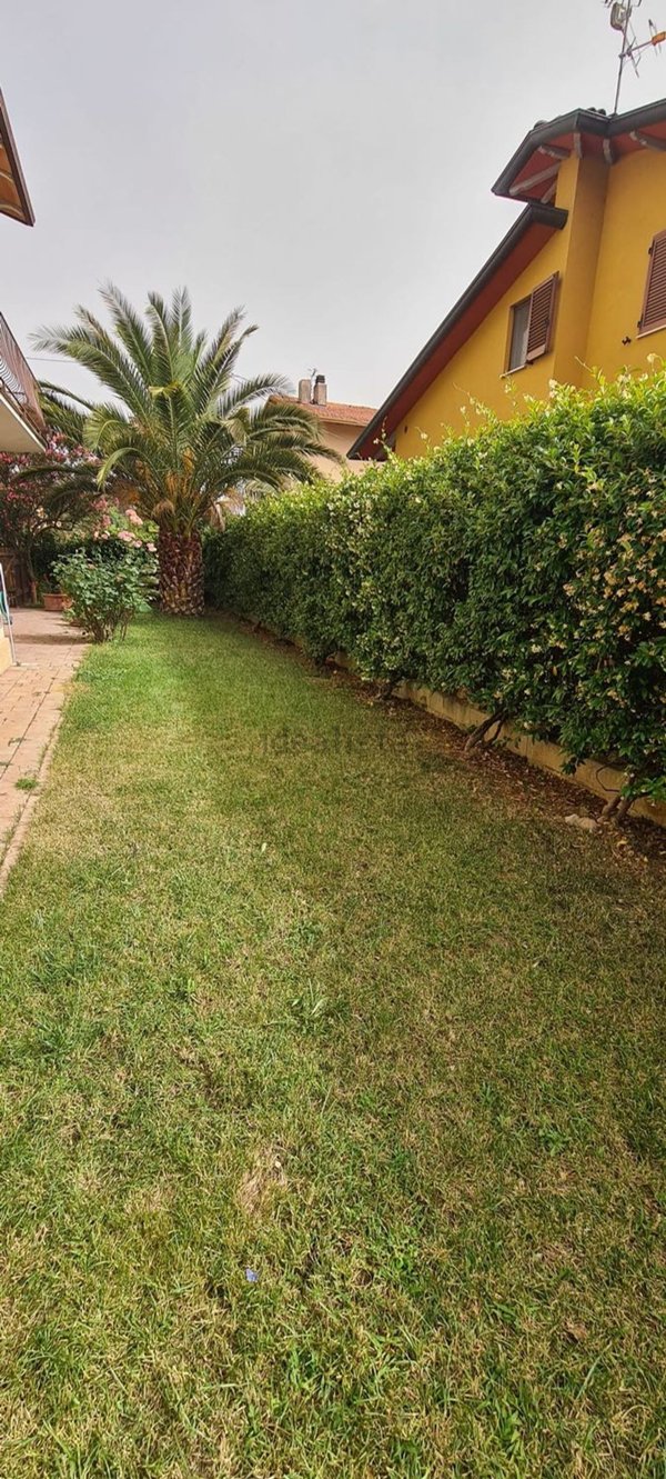 casa indipendente in vendita a Perugia in zona Parlesca