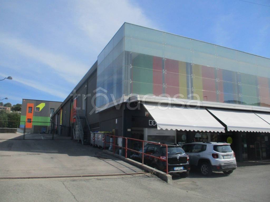 capannone in vendita a Perugia in zona Madonna Alta