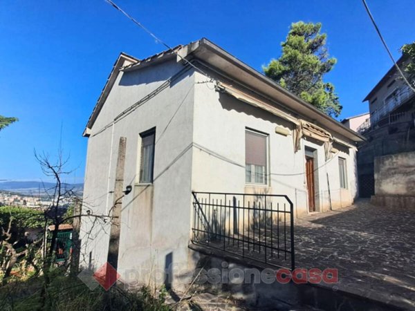 casa indipendente in vendita a Perugia in zona Lacugnano