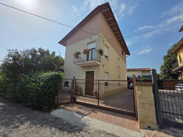 casa indipendente in vendita a Perugia in zona Parlesca