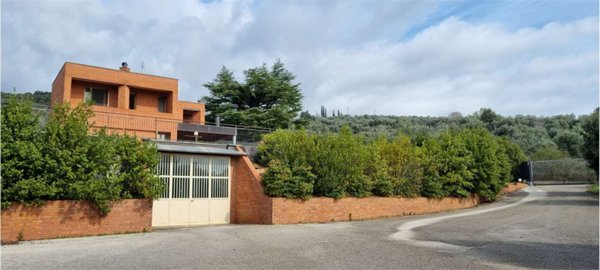 casa indipendente in vendita a Perugia in zona Ferro di Cavallo