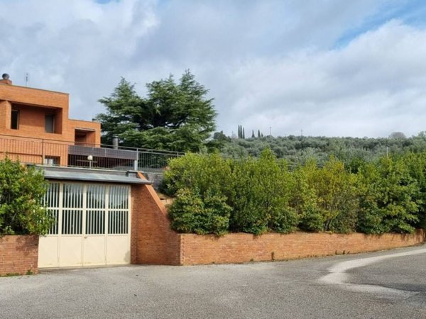 casa indipendente in vendita a Perugia in zona Ferro di Cavallo