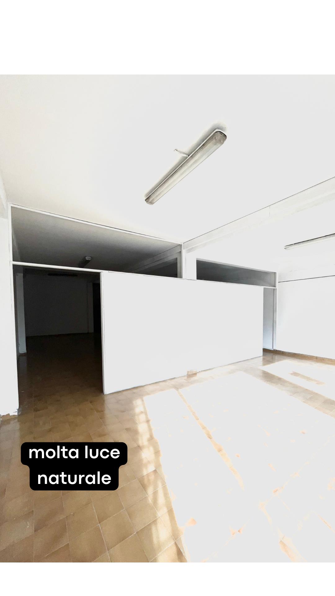 locale commerciale in vendita a Perugia in zona Montebello