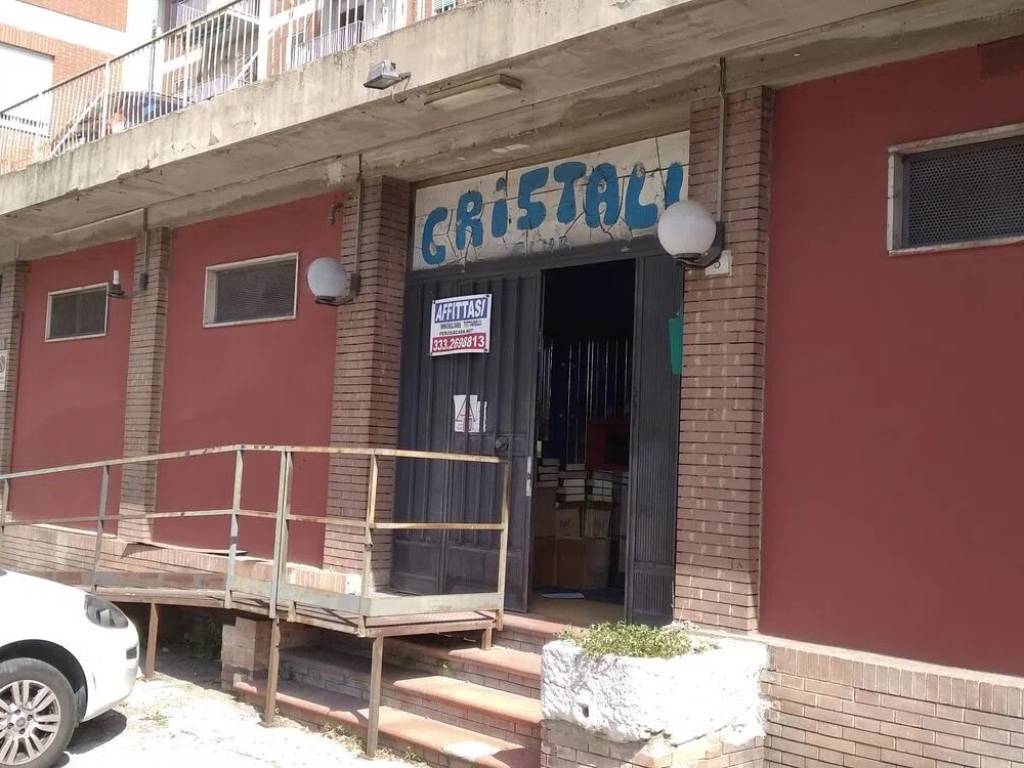 locale commerciale in vendita a Perugia in zona Elce