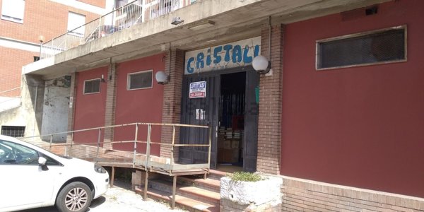 locale commerciale in vendita a Perugia in zona Elce