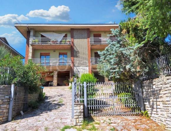 casa indipendente in vendita a Perugia in zona Montebello