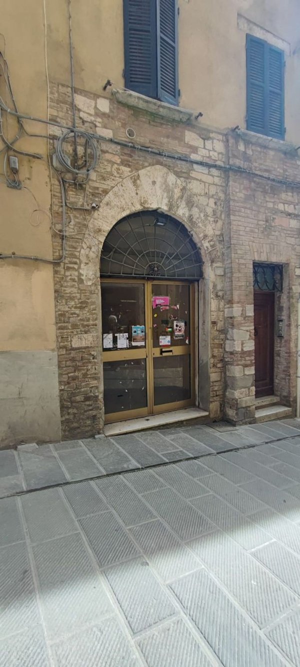 locale commerciale in vendita a Perugia in zona Centro Città