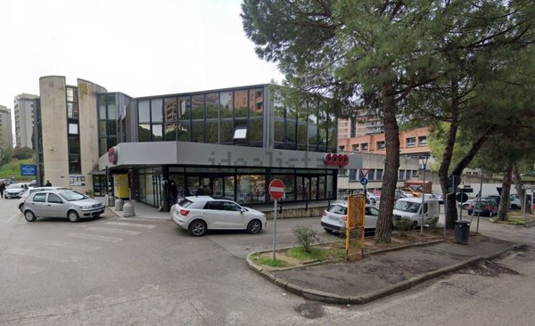 locale commerciale in vendita a Perugia in zona Madonna Alta