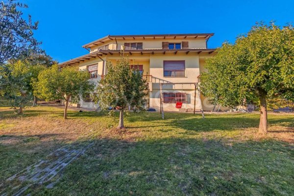 casa indipendente in vendita a Perugia in zona Lacugnano