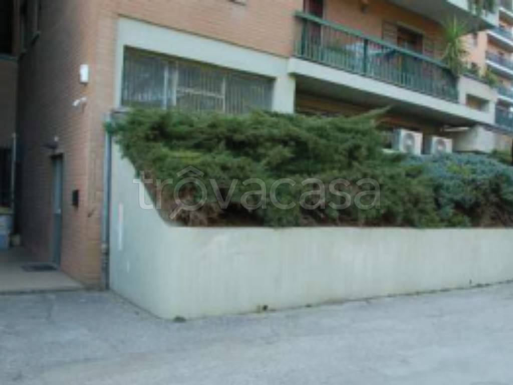 locale commerciale in vendita a Perugia in zona Madonna Alta