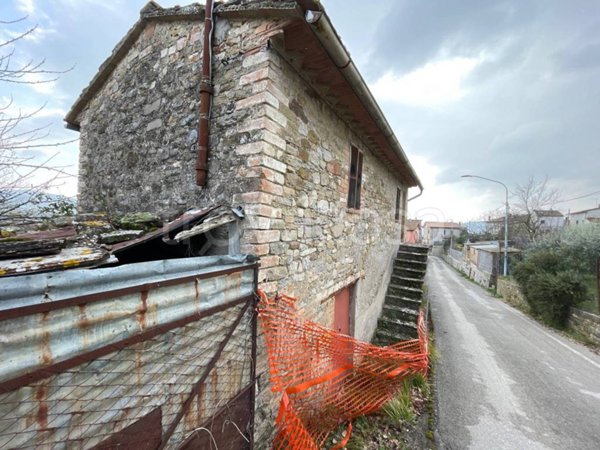 casa indipendente in vendita a Perugia in zona Parlesca