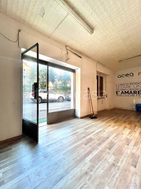 negozio in vendita a Perugia in zona Stazione