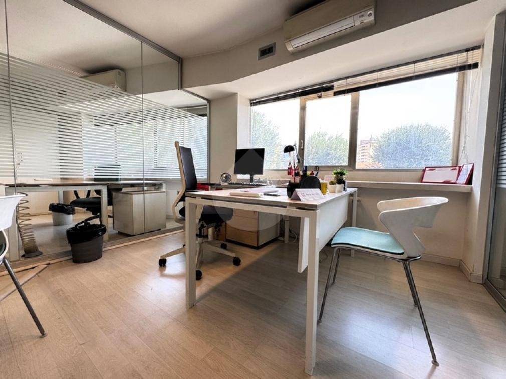 ufficio in vendita a Perugia in zona Madonna Alta