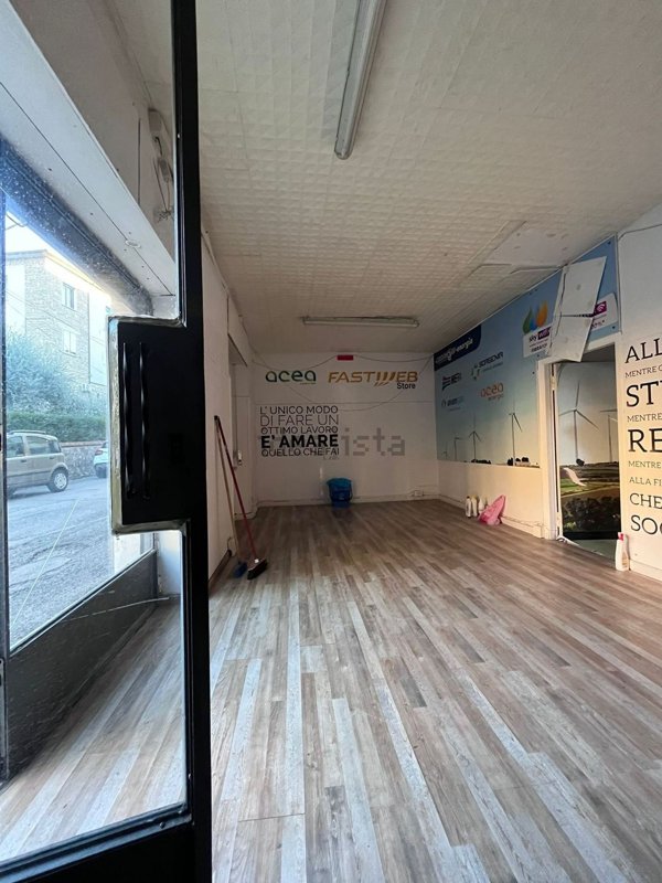 locale commerciale in vendita a Perugia in zona Filosofi