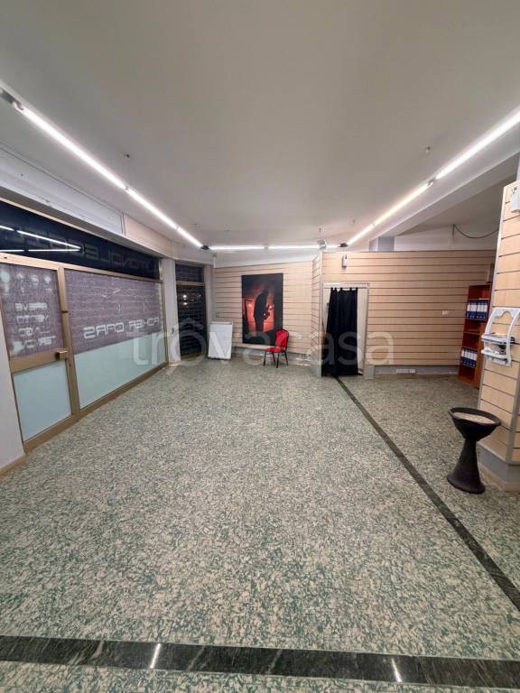 negozio in vendita a Perugia in zona Ferro di Cavallo