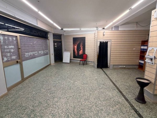 negozio in vendita a Perugia in zona Ferro di Cavallo