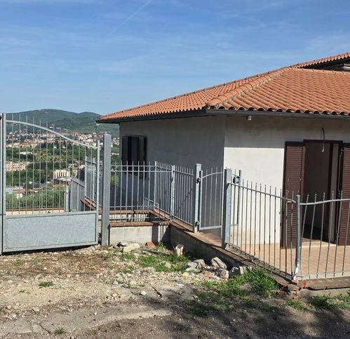 casa indipendente in vendita a Perugia in zona Madonna Alta