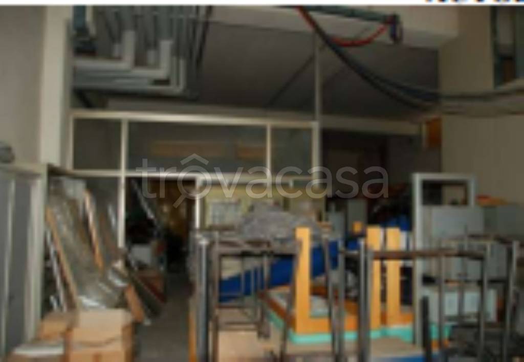 locale commerciale in vendita a Perugia in zona Lacugnano