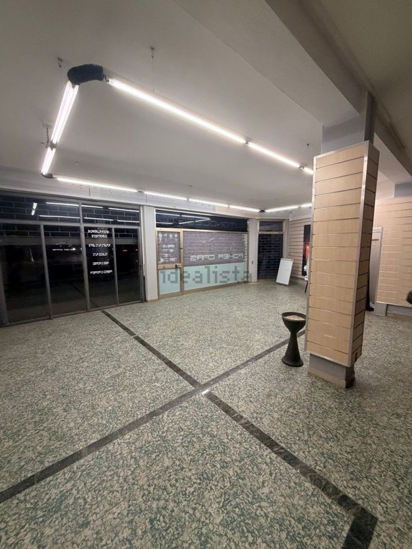 locale commerciale in vendita a Perugia in zona Ferro di Cavallo