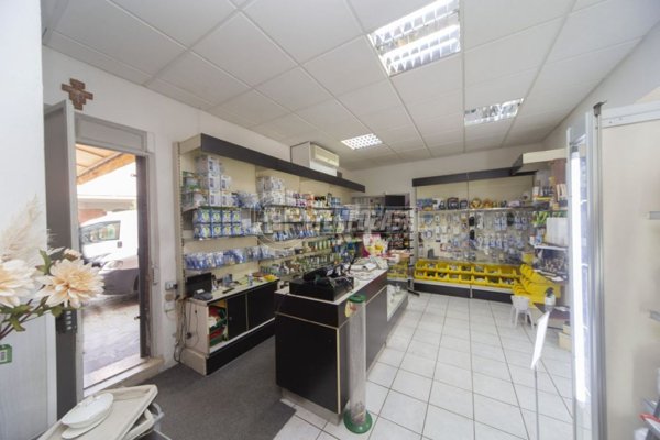 negozio in vendita a Perugia in zona Pila
