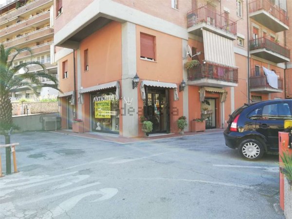 locale commerciale in vendita a Perugia in zona Filosofi