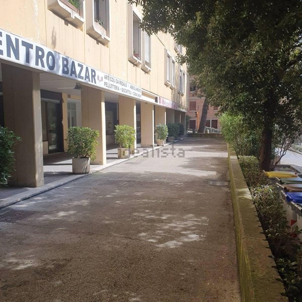 negozio in vendita a Perugia in zona XX Settembre