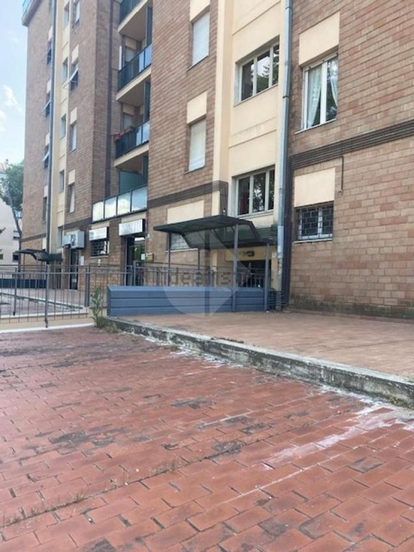 locale commerciale in vendita a Perugia in zona Ponte San Giovanni