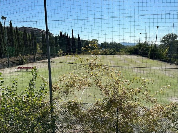 negozio in vendita a Perugia in zona Ferro di Cavallo