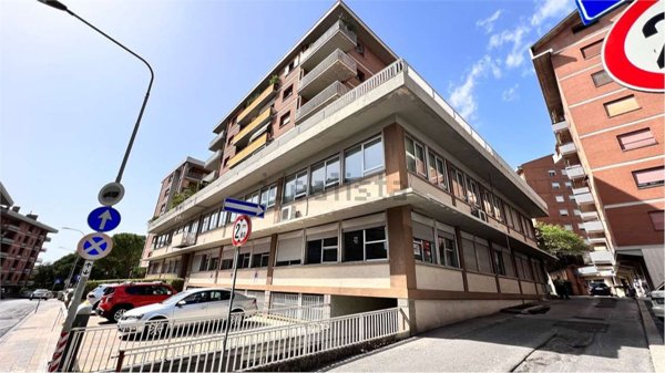 ufficio in vendita a Perugia in zona Ferro di Cavallo