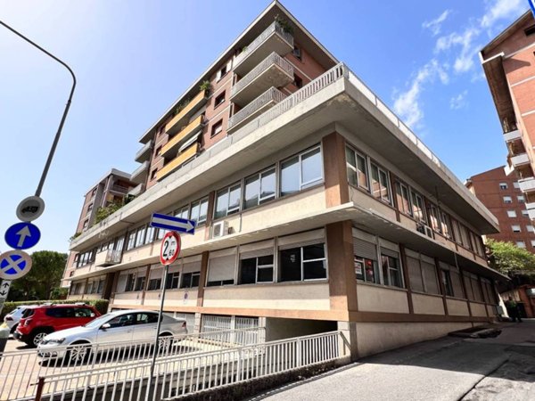 ufficio in vendita a Perugia in zona Ferro di Cavallo