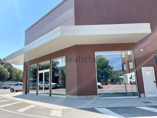 locale commerciale in vendita a Perugia in zona Madonna Alta