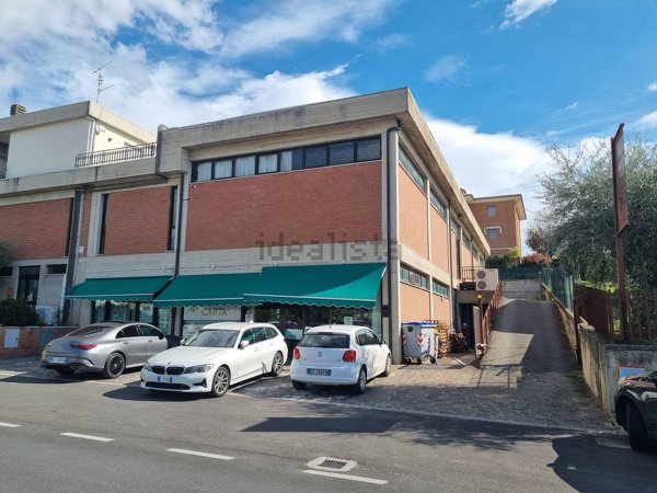 locale commerciale in vendita a Perugia in zona Prepo