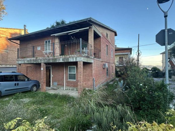 casa indipendente in vendita a Perugia in zona Centro Città