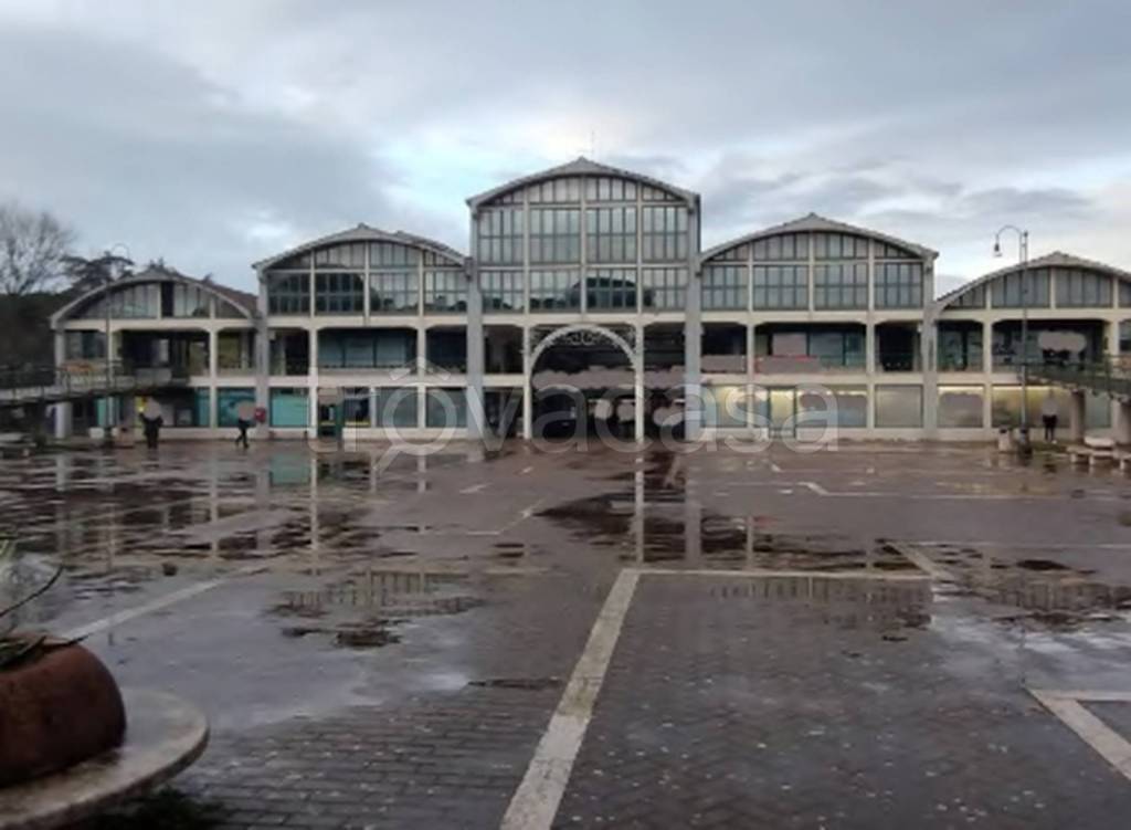 negozio in vendita a Perugia in zona Castel del Piano