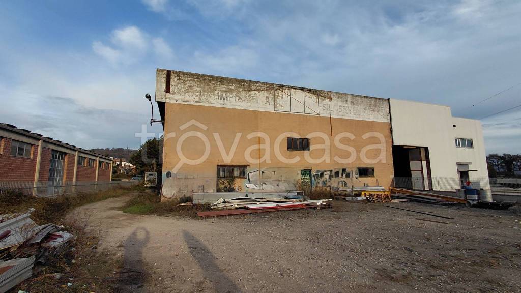 locale commerciale in vendita a Perugia in zona Casa del Diavolo