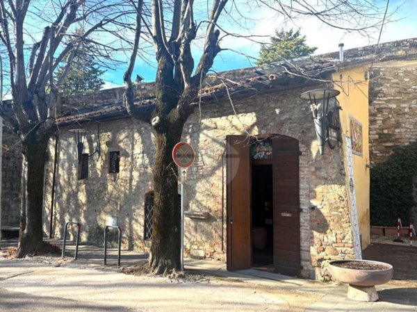 locale commerciale in vendita a Perugia in zona Centro Città