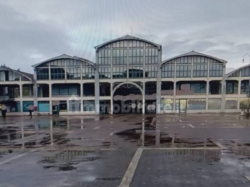 negozio in vendita a Perugia in zona Castel del Piano