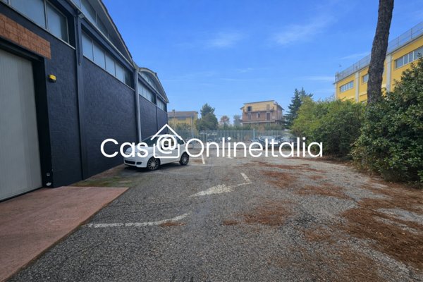 locale di sgombero in vendita a Perugia in zona Madonna Alta