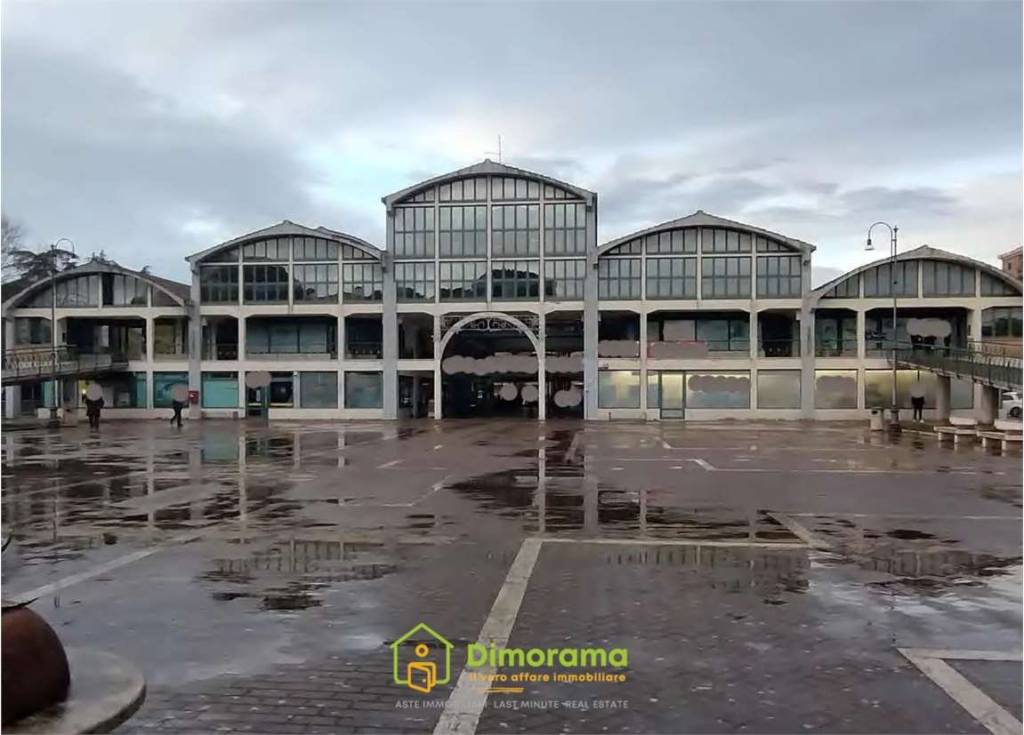 negozio in vendita a Perugia in zona Pila