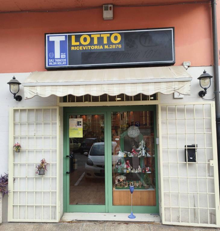 negozio in vendita a Perugia in zona Stazione